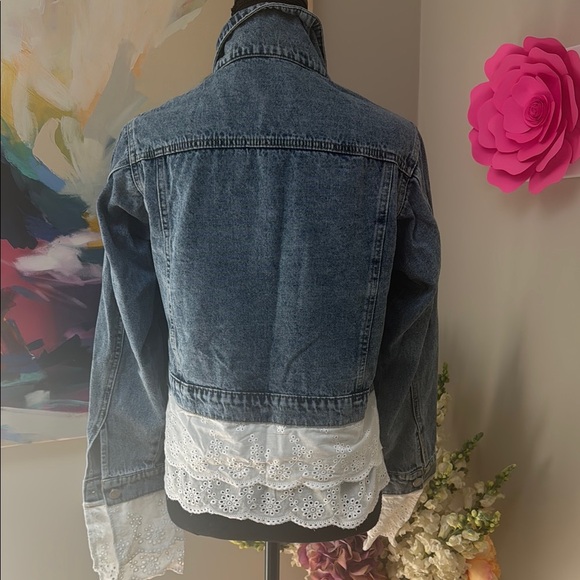 Denim Jacket with Lace Cotton Trim. Lion broach included. - Picture 8 of 14